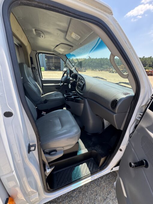 2006 Ford E350 Work Van - Image 10