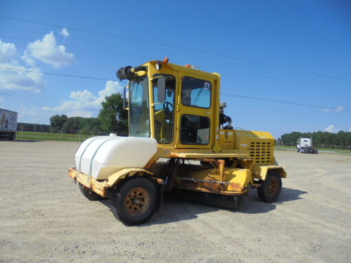 DT80J Superior Integral Broom lot #6505 - Image 2