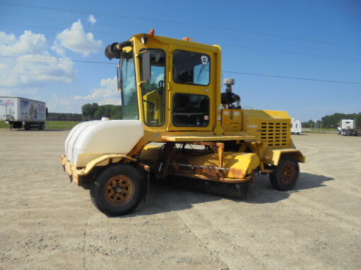 DT80J Superior Integral Broom lot #6505 - Image 3