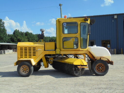 DT80J Superior Integral Broom lot #6505 - Image 4